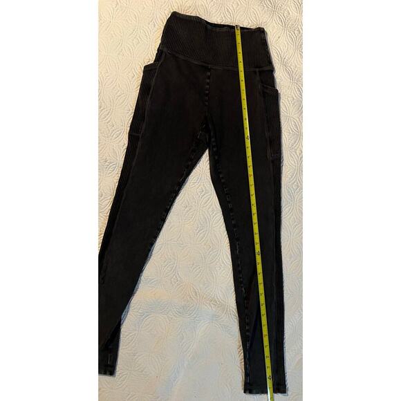 Aerie offline leggings
Medium 
Excellent condition - Picture 3 of 4